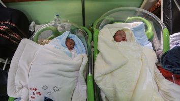 O femeie din Marea Britanie, șocată după ce a născut gemeni cu nuanțe de piele complet diferite