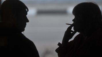 Românii, fumători înfocați de țigări tradiționale, sunt greu convinși de țigările electronice