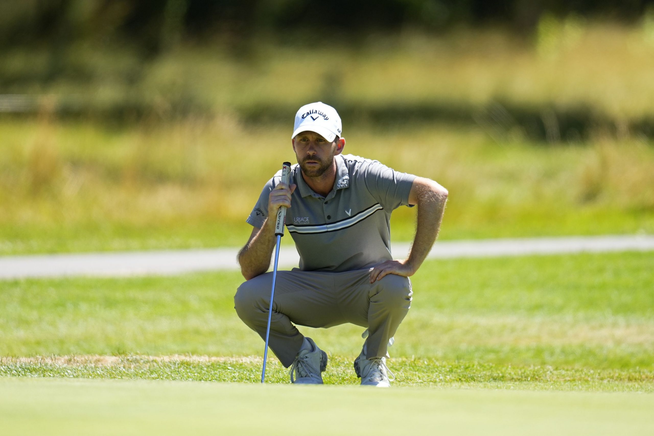 Protest neobișnuit în sud-estul Franței. Activiștii au umplut cu ciment găurile unui teren de golf