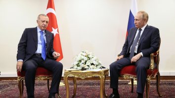 Putin şi Erdogan s-au întâlnit la Soci. Cei doi lideri vor îmbunătăţirea relaţiilor: „Delegaţiile au avut discuţii foarte productive”