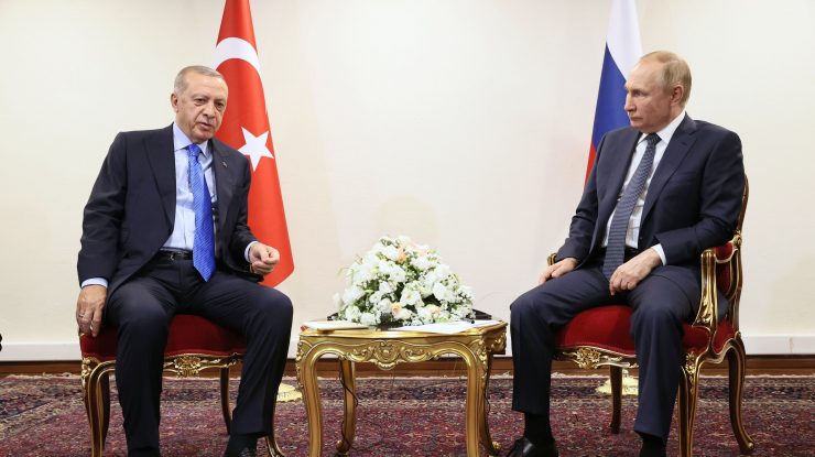 Putin şi Erdogan s-au întâlnit la Soci. Cei doi lideri vor îmbunătăţirea relaţiilor: „Delegaţiile au avut discuţii foarte productive”