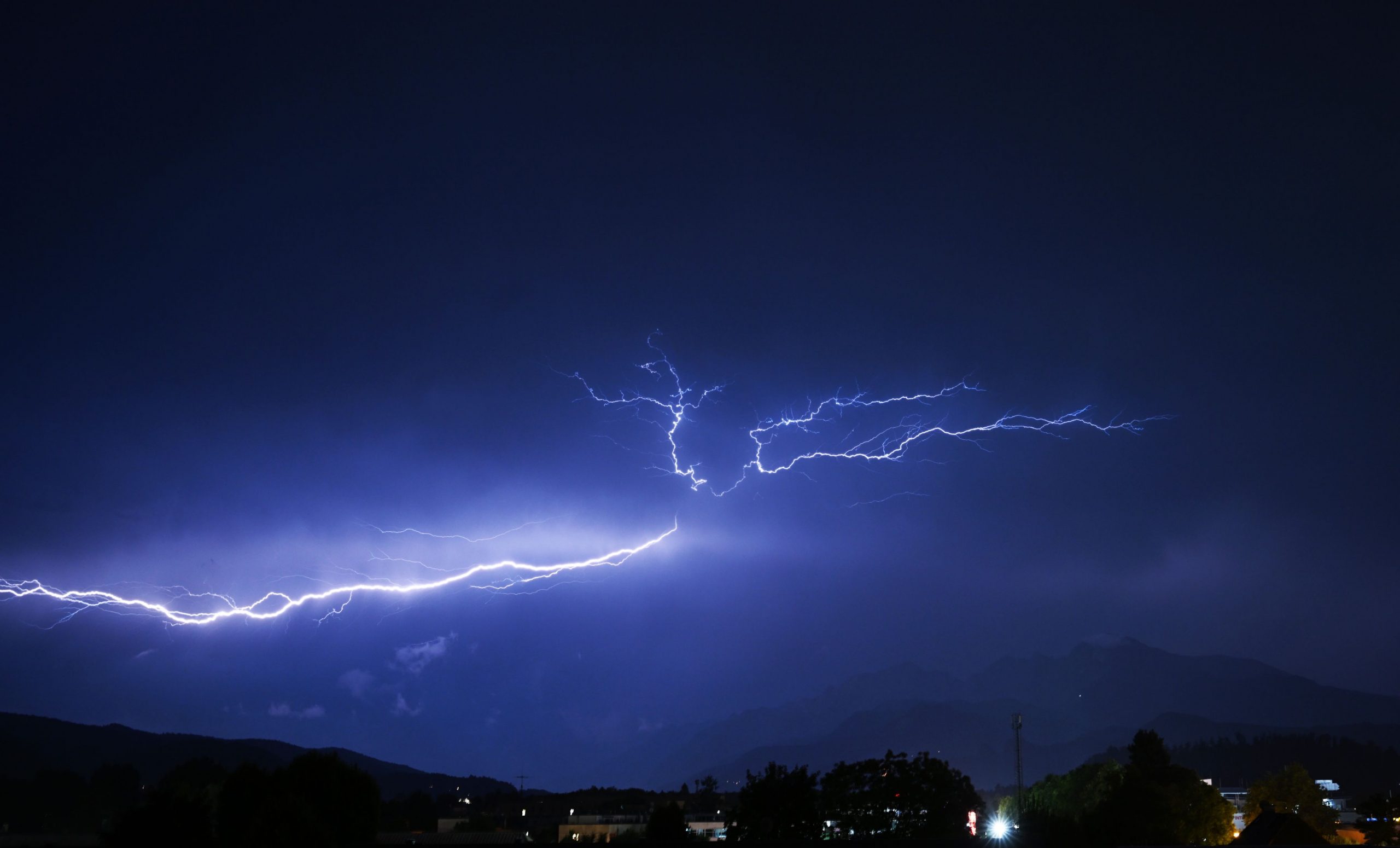 Grecia: Un participant la o cursă montană nocturnă a fost lovit de fulger