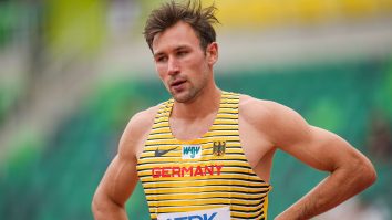 Vrei un somn bun? Un studiu arată că e mai bine să mergi la sală decât să alergi