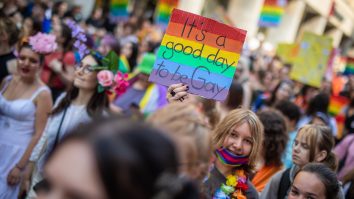 Sute de columbieni au organizat un maraton al sărutului pentru a susţine un cuplu gay