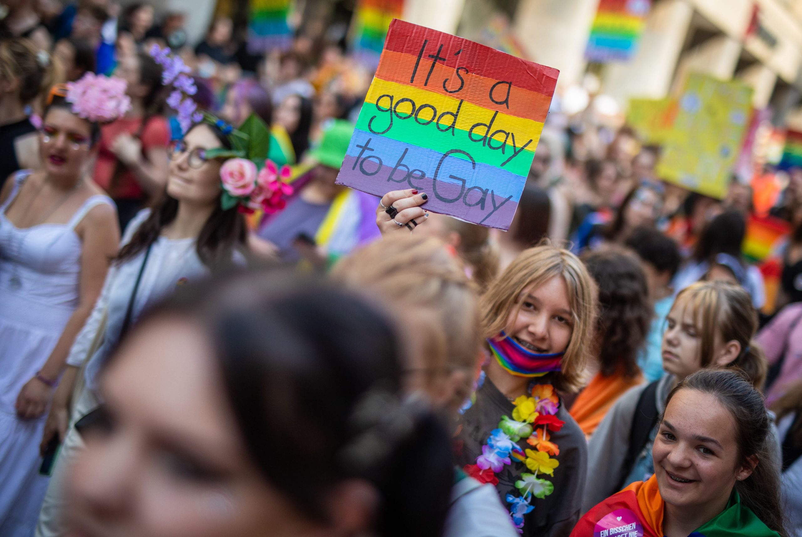 Sute de columbieni au organizat un maraton al sărutului pentru a susţine un cuplu gay