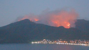 VIDEO. Un incendiu a izbucnit pe insula Pantelleria (la sud de Sicilia), Giorgio Armani s-ar afla printre cei evacuaţi