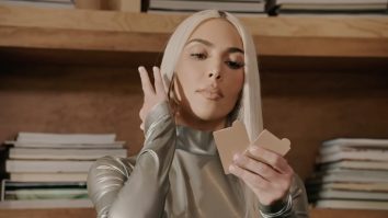 VIDEO. Decorul de Crăciun al lui Kim Kardashian este atât de extravagant, încât a angajat un pianist care să-i trezească copiii în fiecare zi