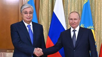 Kazahstanul suspendă exporturile de arme în contextul războiului din Ucraina