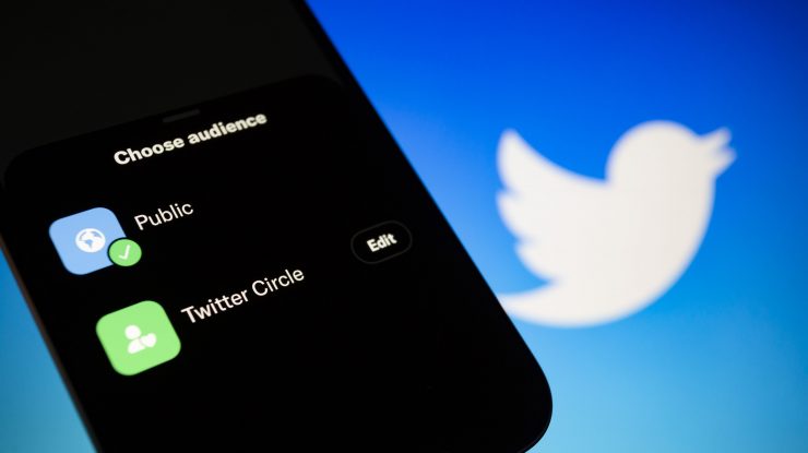 Un orășel olandez se luptă cu Twitter pentru a elimina mesajele conspirative despre o rețea de pedofilie satanistă