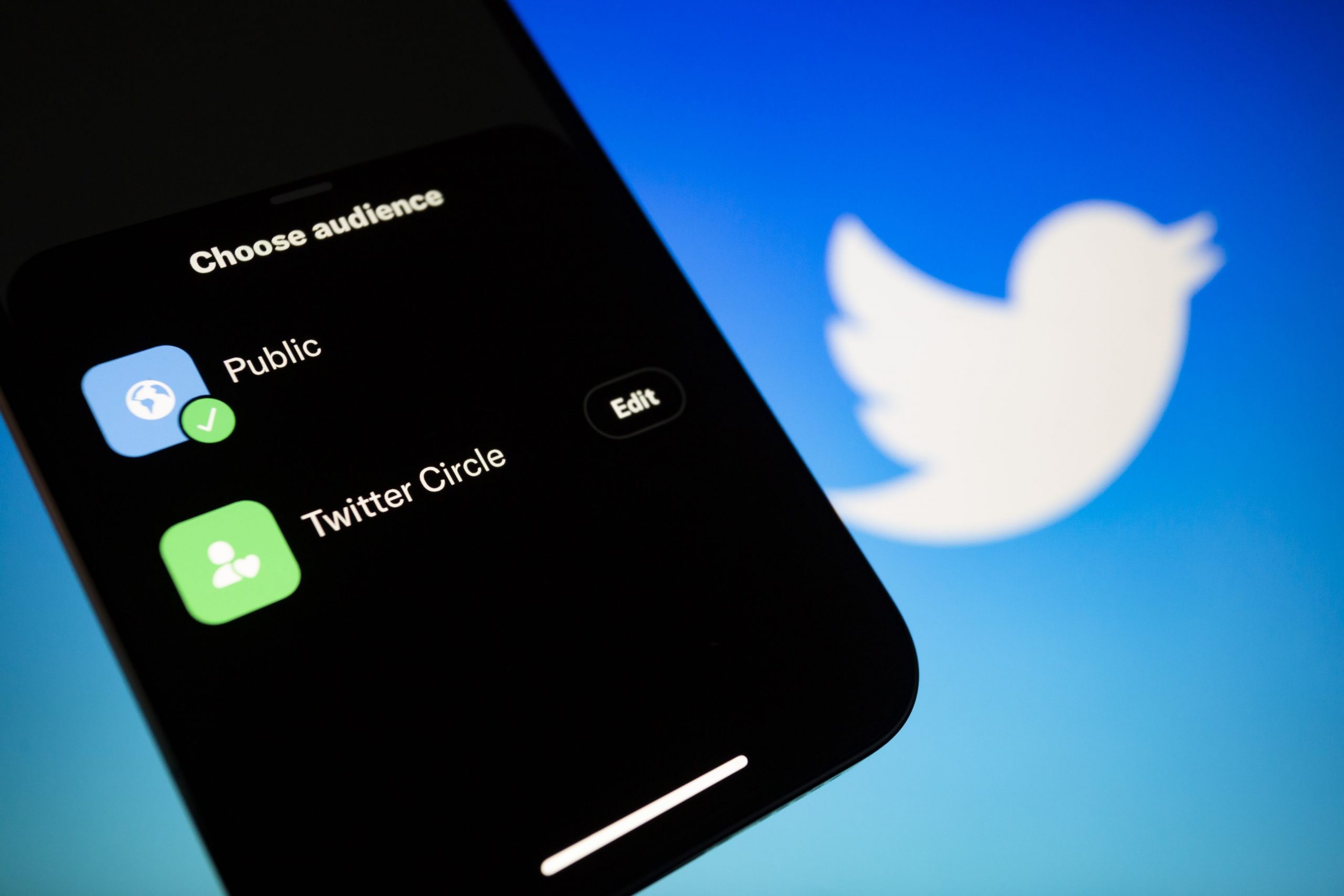 Un orășel olandez se luptă cu Twitter pentru a elimina mesajele conspirative despre o rețea de pedofilie satanistă