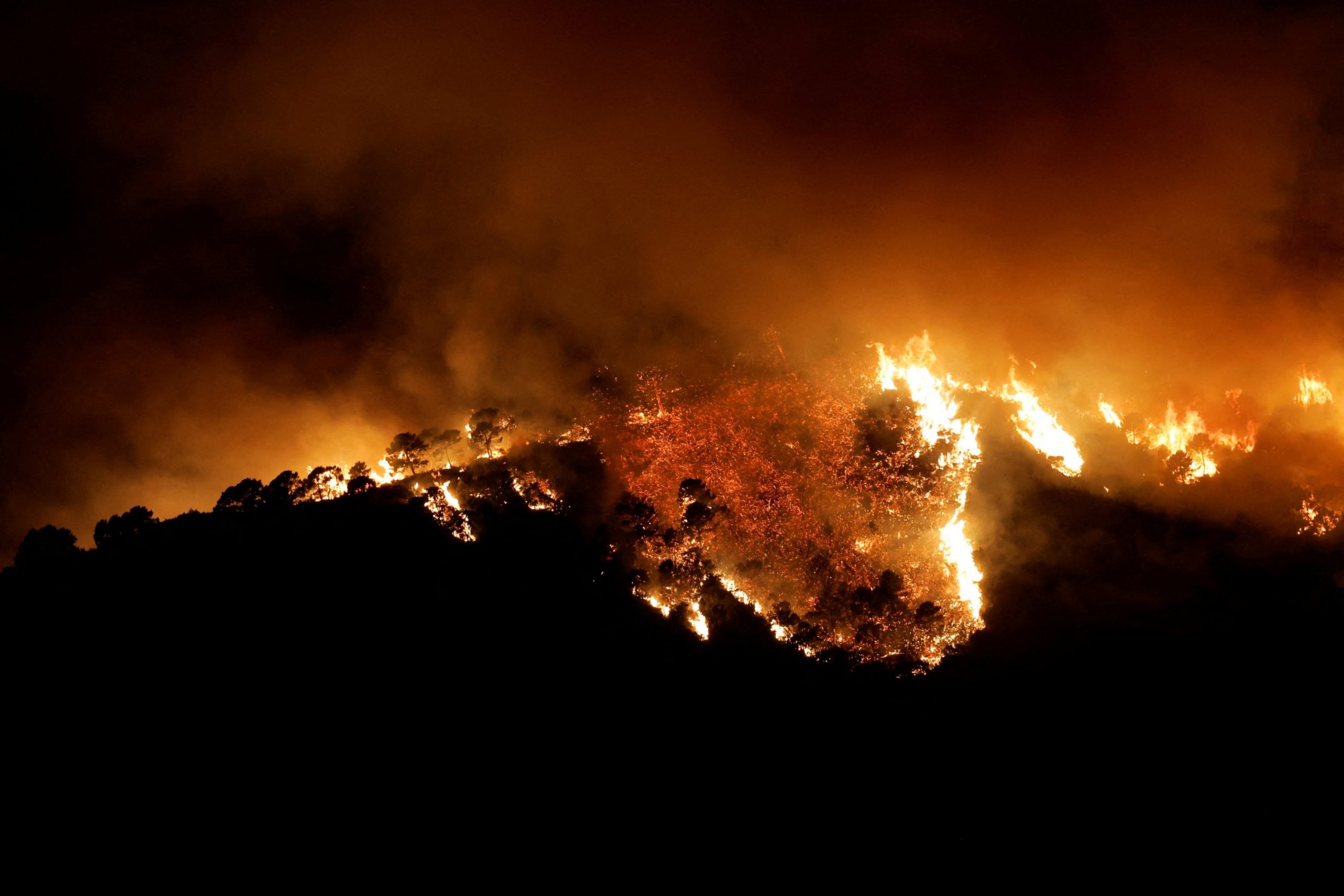Incendiul de vegetație din nord-estul Spaniei s-a extins rapid peste noapte, forțând evacuarea a 1.500 de persoane