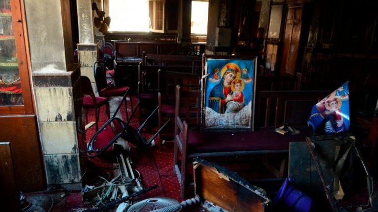 Au început funeraliile pentru cei 15 copii care au fost uciși în incendiul de la biserica din Cairo