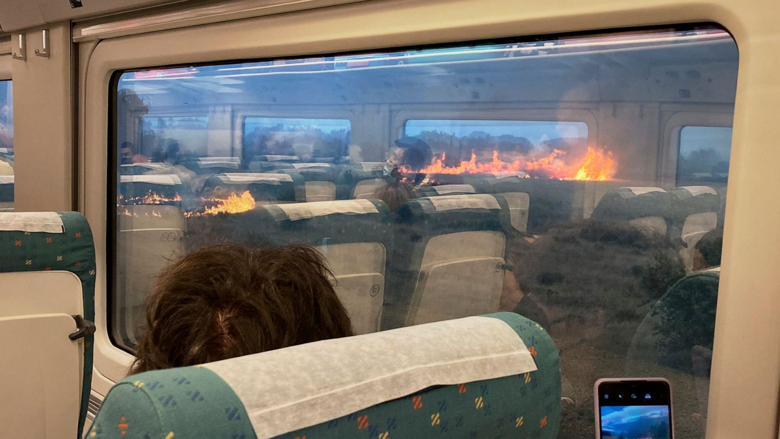Mai multe persoane au fost rănite în timp ce săreau dintr-un tren cuprins de flăcările unui incendiu de vegetație
