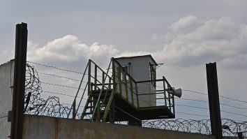 O jurnalistă americană a primit ordin să se schimbe după ce i s-a spus că fusta este prea scurtă pentru a asista la o execuție