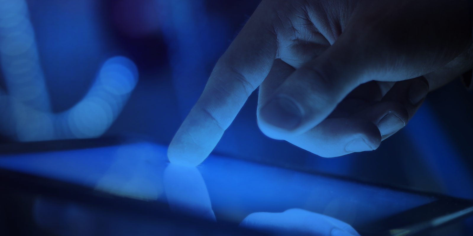 STUDIU. Îmbătrânirea digitală. Prea multă lumină albastră de la ecrane te-ar putea face să îmbătrânești mai repede