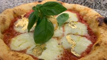 Robert Nedea, românul care face istorie în Veneția. Vinde pizza cu foiță de aur de 24 de carate
