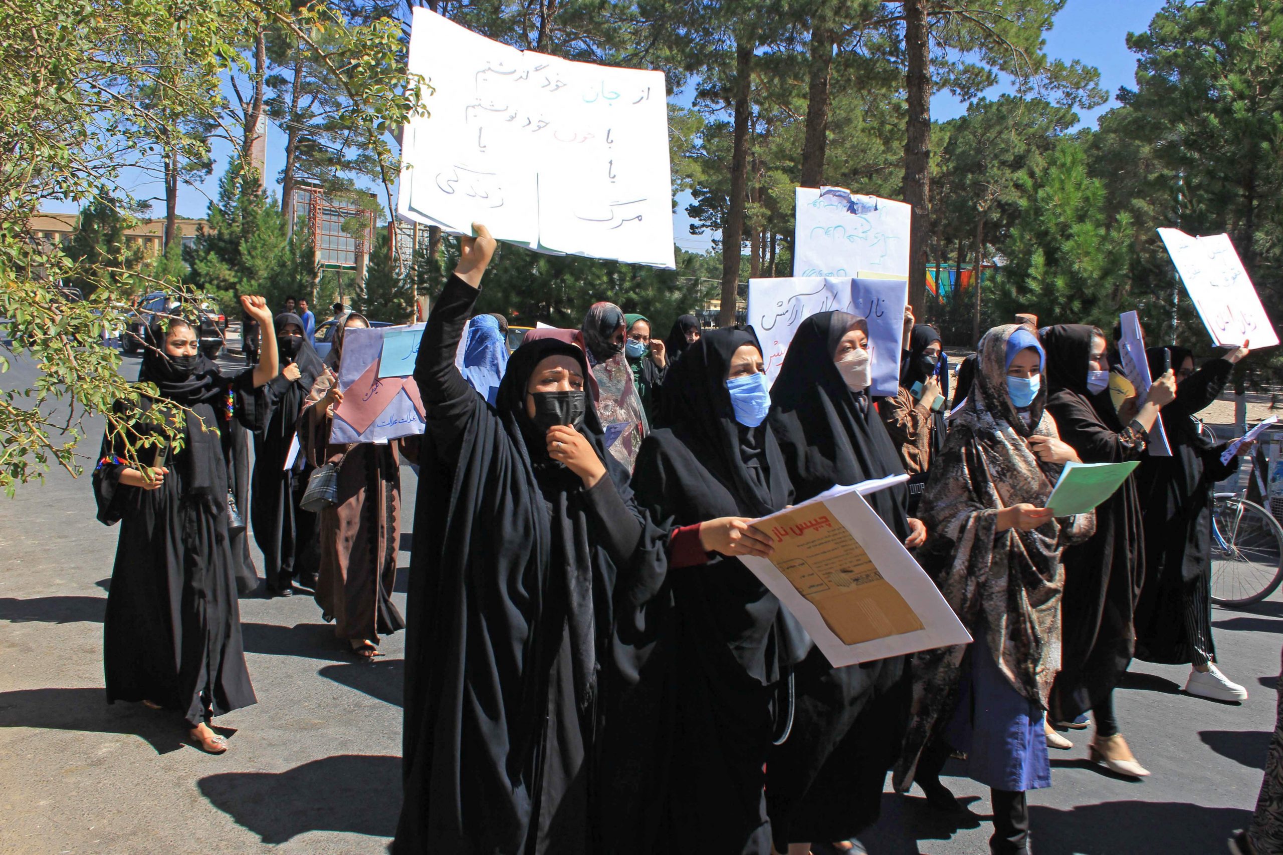 Talibanii au bătut femei care protestau și au tras focuri de armă pentru a opri violent un miting al acestora