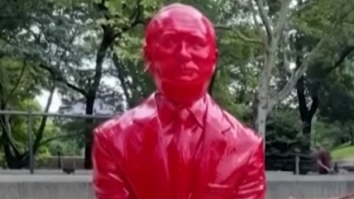 VIDEO. O statuie roșie care arată ca Vladimir Putin a devenit ținta pistoalelor cu apă într-un loc de joacă pentru copii