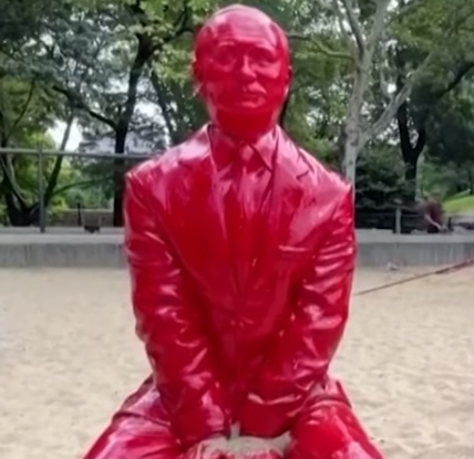 VIDEO. O statuie roșie care arată ca Vladimir Putin a devenit ținta pistoalelor cu apă într-un loc de joacă pentru copii