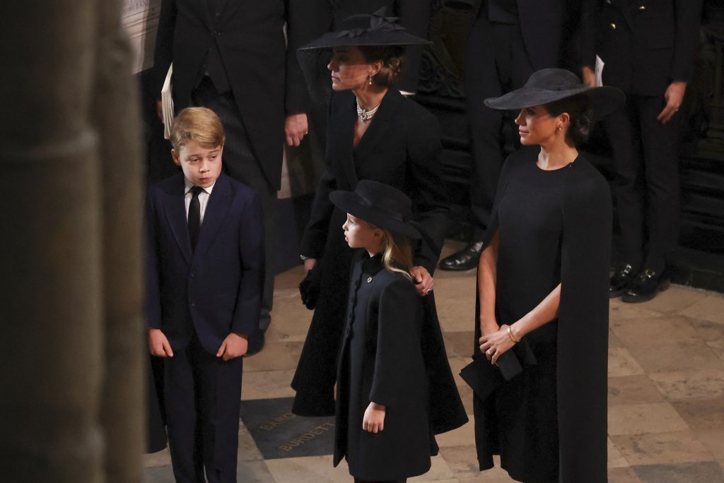 De ce Kate a purtat „voal de doliu", o pălărie la funeraliile Reginei Elisabeta