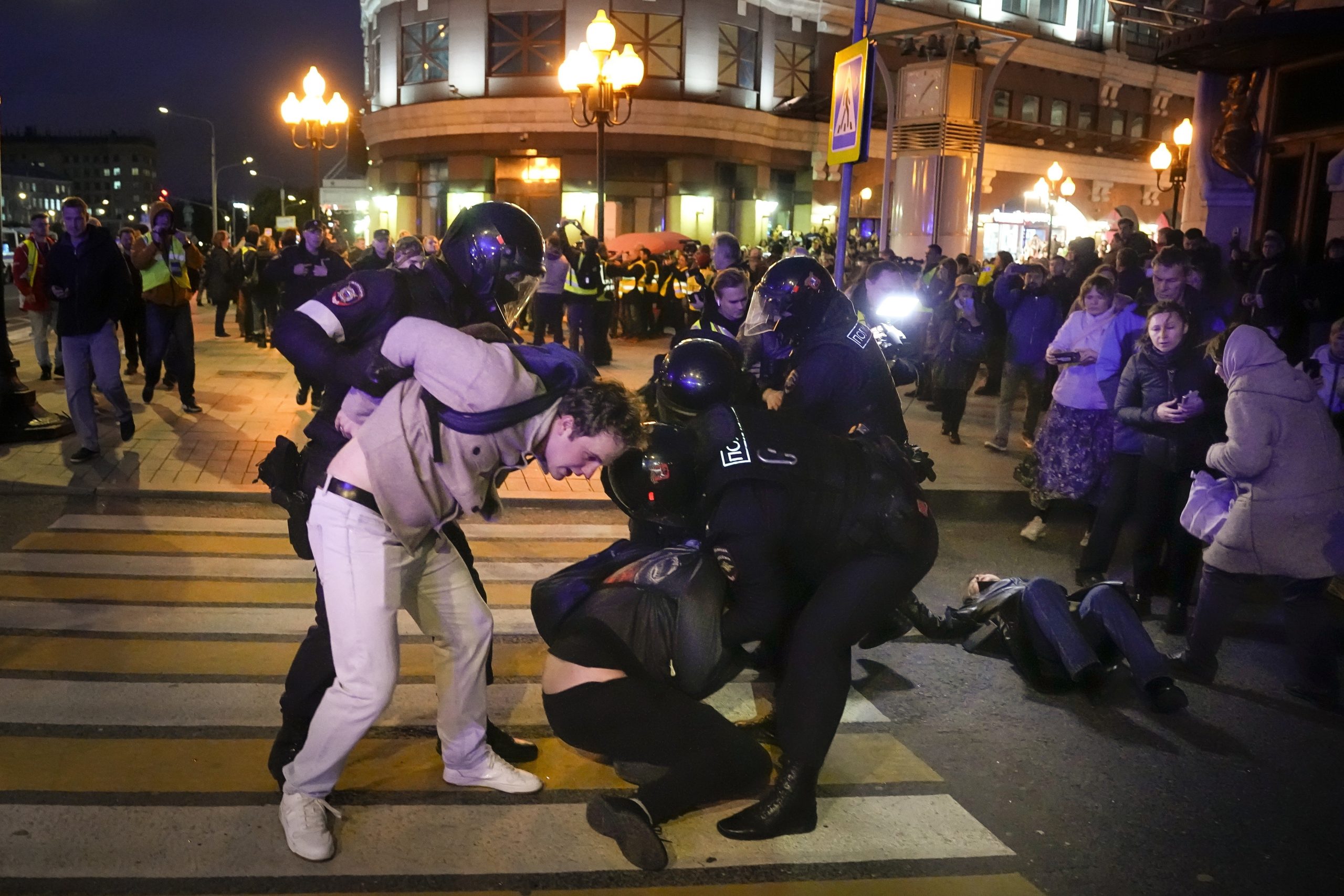 Protest împotriva mobilizării parţiale a lui Putin: ruşii ies pe străzi în număr tot mai mare