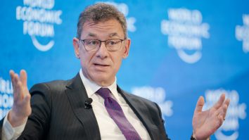 CEO-ul Pfizer a fost depistat pozitiv pentru a doua oară la testul COVID