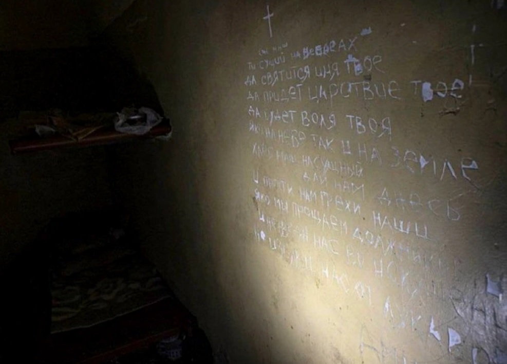 Peretele dintr-o cameră de tortură folosită de ruși / Foto Twitter / Defense of Ukraine