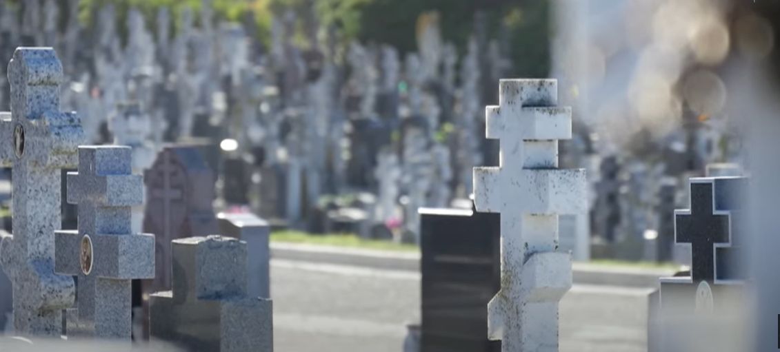 „Orașul celor tăcuți”: Un oraș vechi și ciudat, cu 1.500 de locuitori, dar cu 1,5 milioane de cadavre în cimitire