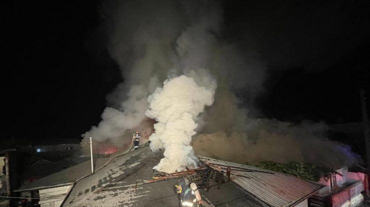 VIDEO. Incendiu puternic în Capitală. Ard 4 case