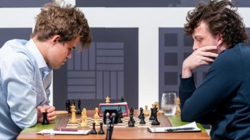 Campionul mondial de șah Magnus Carlsen îl acuză pe rivalul Hans Niemann că a trișat