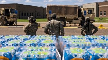 Criza apei din Mississippi. Trupele distribuie 1,1 milioane de sticle de apă într-o singură zi