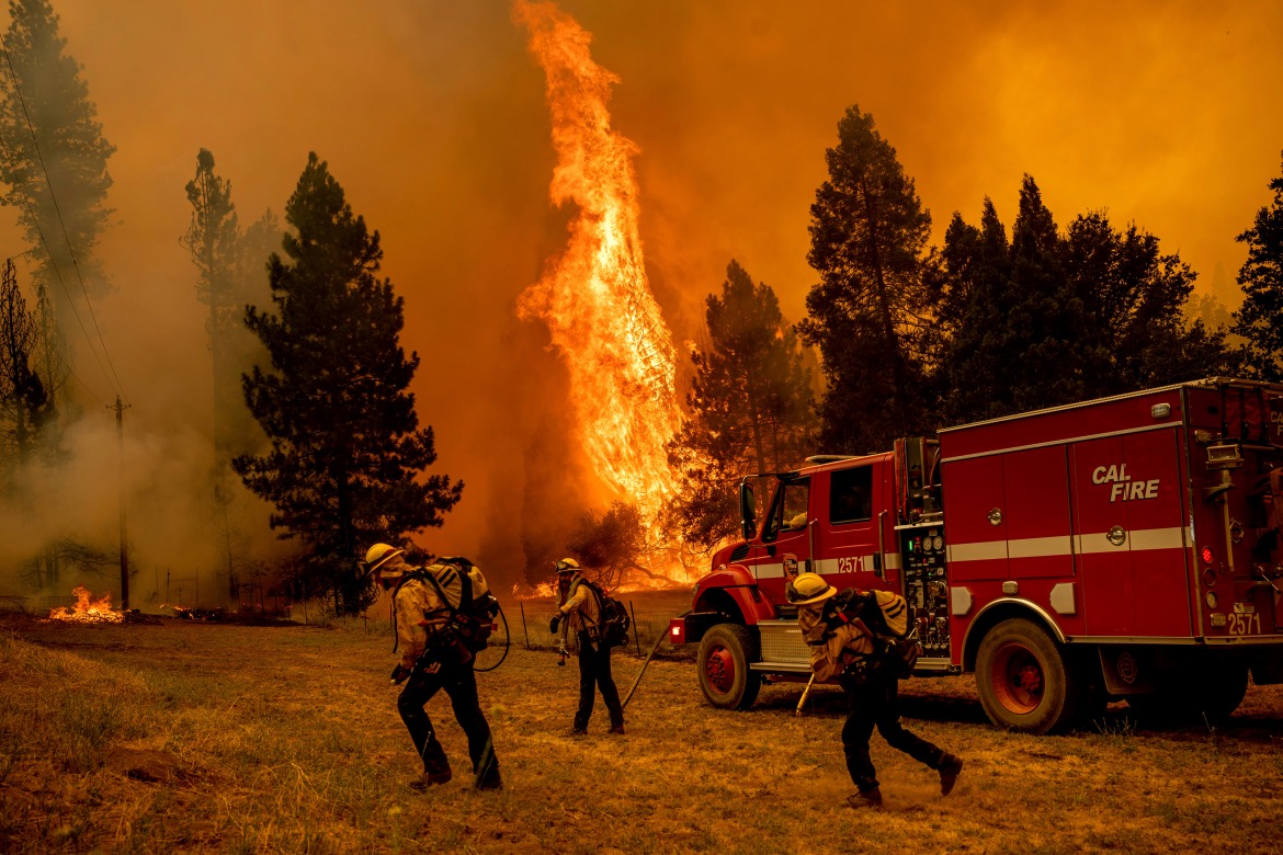 Incendiul de vegetație din California, care se deplasează rapid, determină evacuarea a mii de locuitori