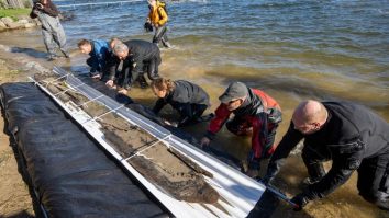 O canoe veche de 3.000 de ani a fost găsită bucăți într-un lac