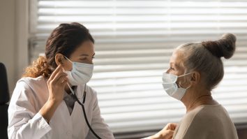 STUDIU. Infecțiile repetate cu COVID-19 cresc riscul de insuficiență organică și de deces