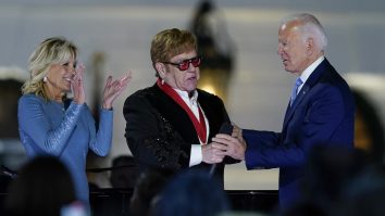 Elton John a izbucnit în lacrimi când președintele Biden i-a oferit o medalie la concertul de la Casa Albă