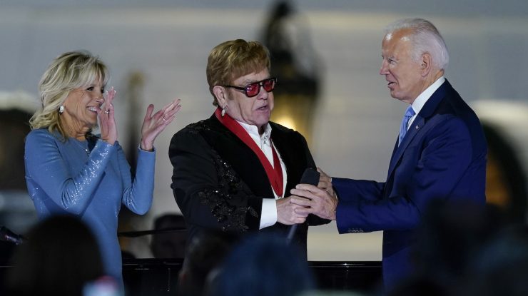 Elton John a izbucnit în lacrimi când președintele Biden i-a oferit o medalie la concertul de la Casa Albă