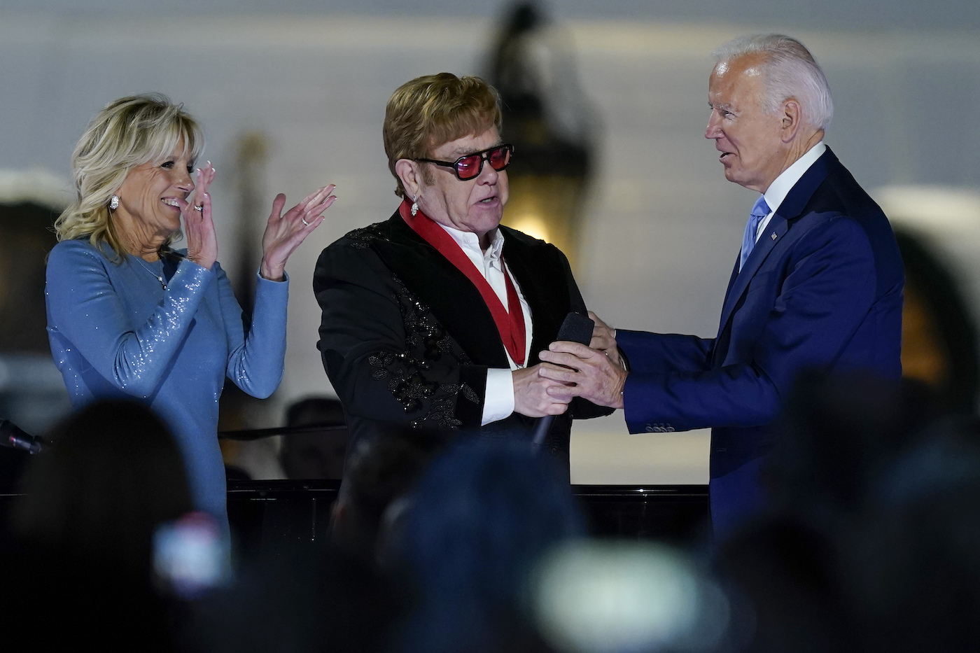 Elton John a izbucnit în lacrimi când președintele Biden i-a oferit o medalie la concertul de la Casa Albă