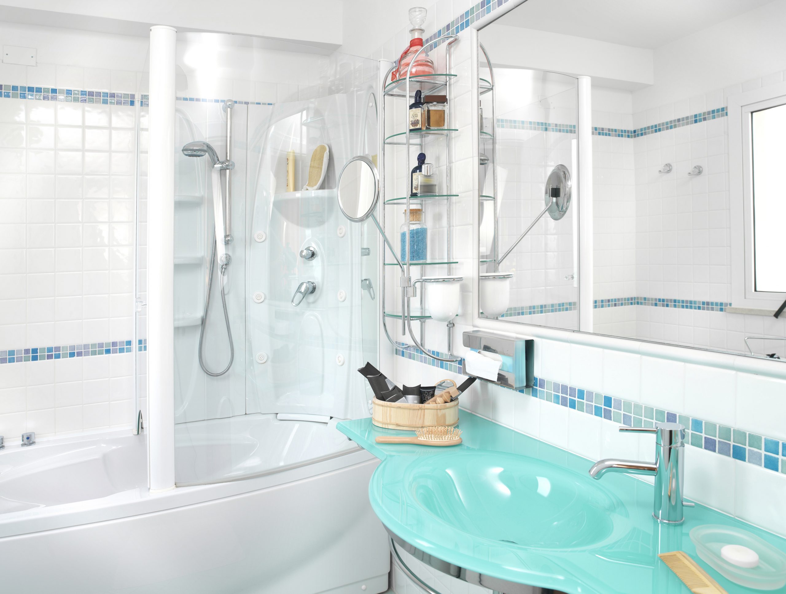 Ai curățat mereu dușul greșit. Trucul care te scapă de murdărie și calcar în câteva secunde