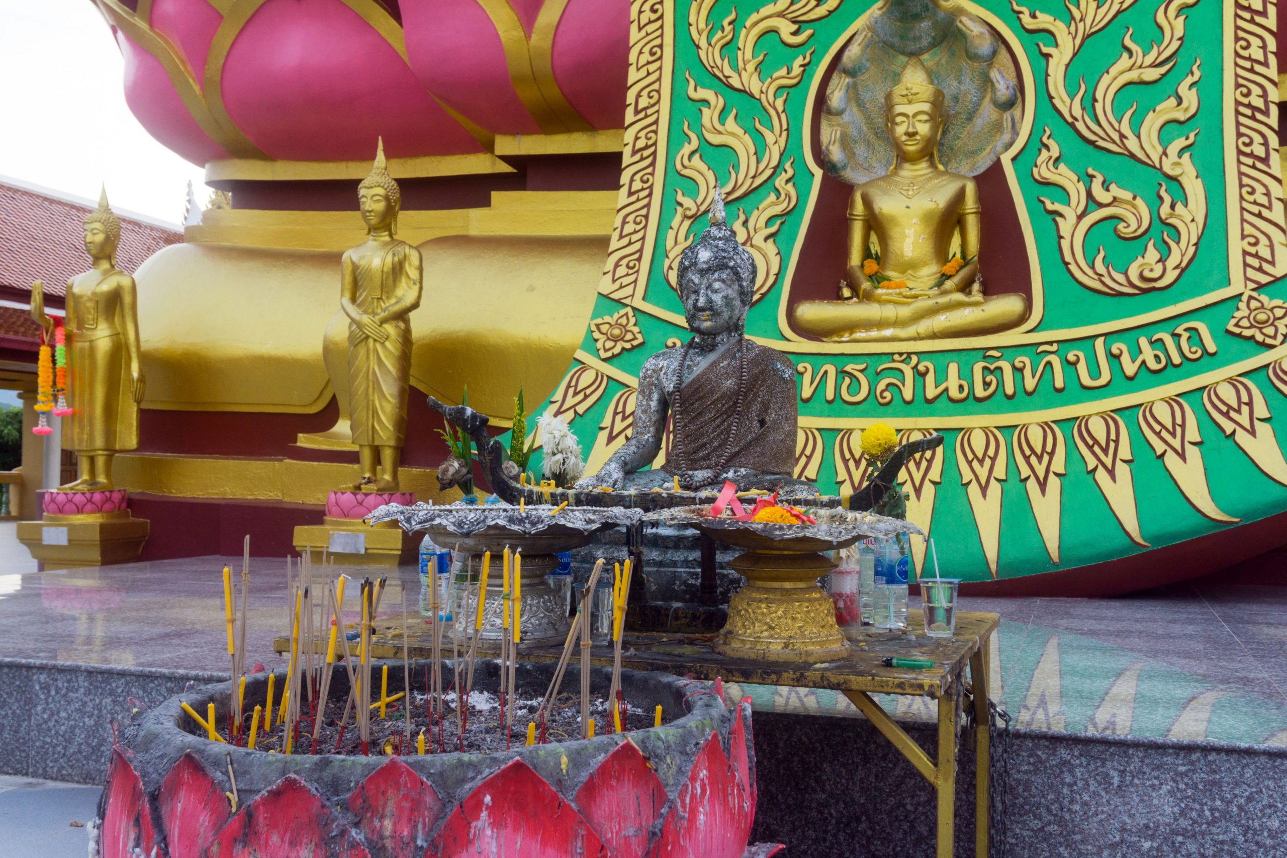 Unul dintre cele mai bântuite locuri din Thailanda, construit deasupra unui cimitir antic. 99 de călugări au făcut incantații în acest loc