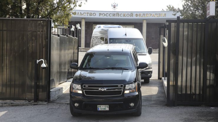 UPDATE. Atentat sinucigaș cu bombă lângă poarta ambasadei Rusiei din Kabul, s-au înregistrat victime