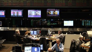 Dolarul atinge un nou maxim al ultimelor două decenii pe fondul perspectivelor Fed și al temerilor legate de Rusia