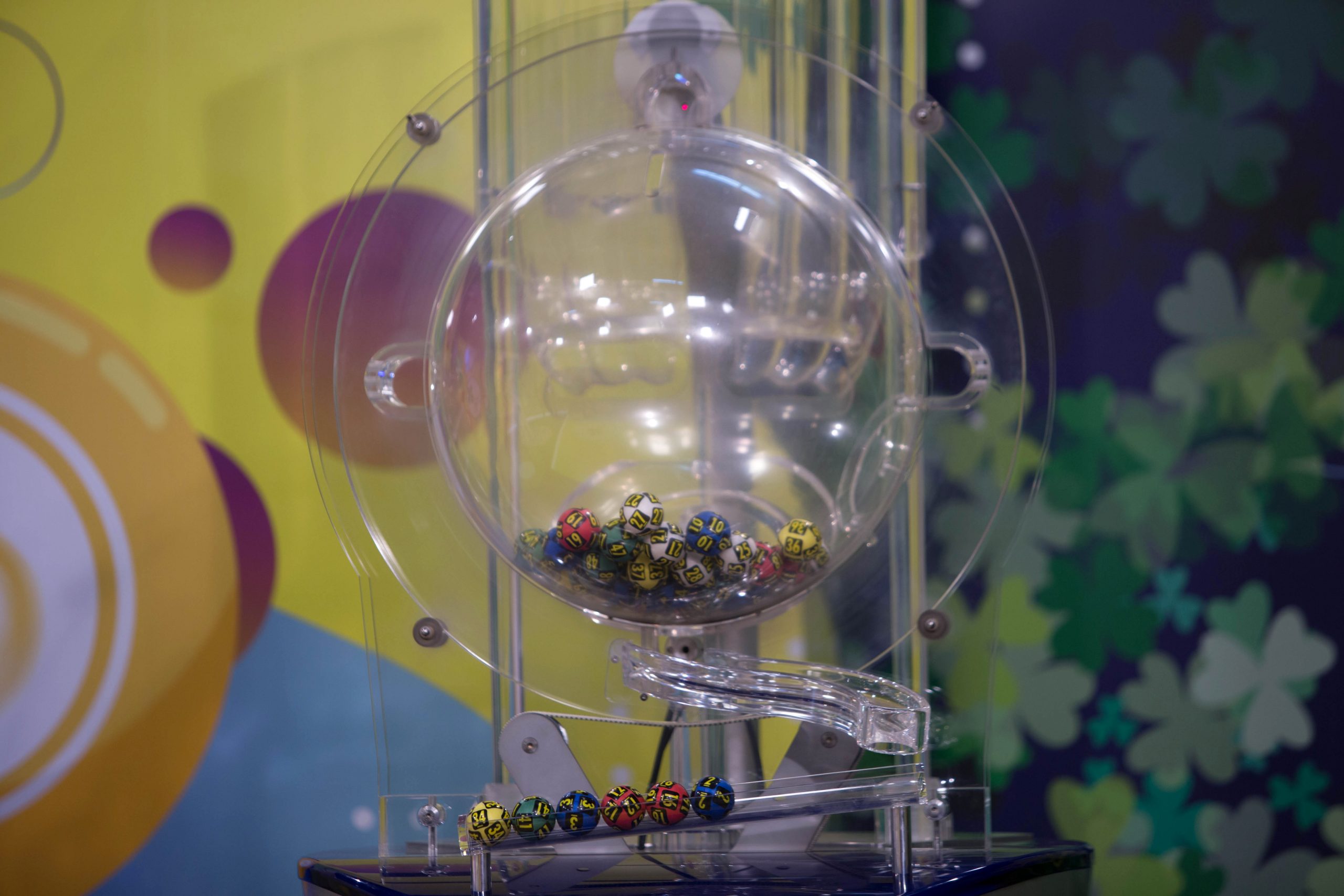 Un câștigător la loto este atât de copleșit de cereri de ajutor financiar încât regretă că a câștigat jackpotul