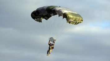 Saltul cu parașuta ține în priză un bosniac de 88 de ani