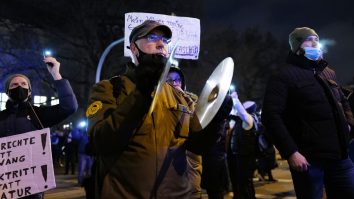 VIDEO. Mii de persoane au participat la un protest antiguvernamental în Republica Moldova
