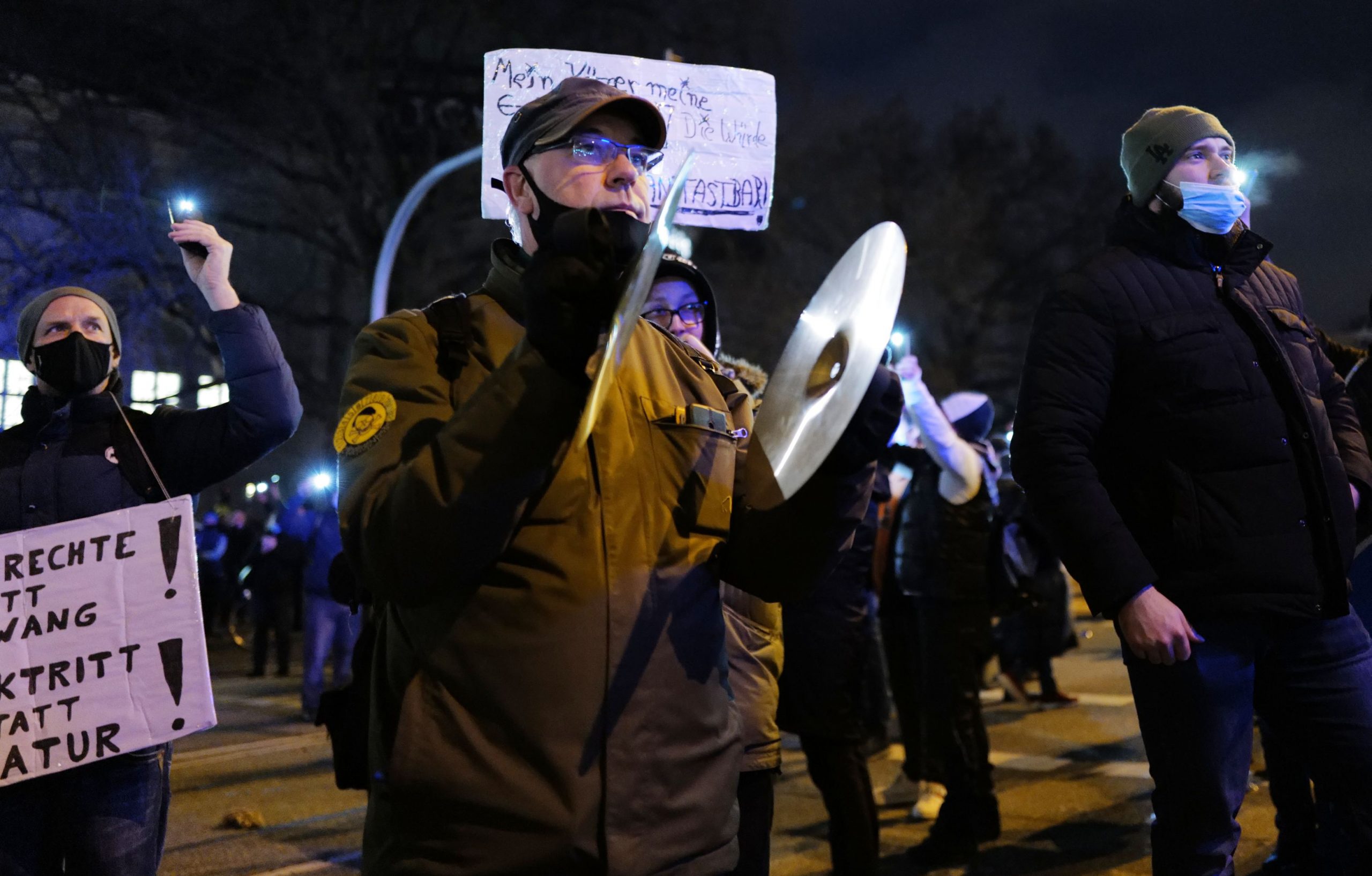 VIDEO. Mii de persoane au participat la un protest antiguvernamental în Republica Moldova