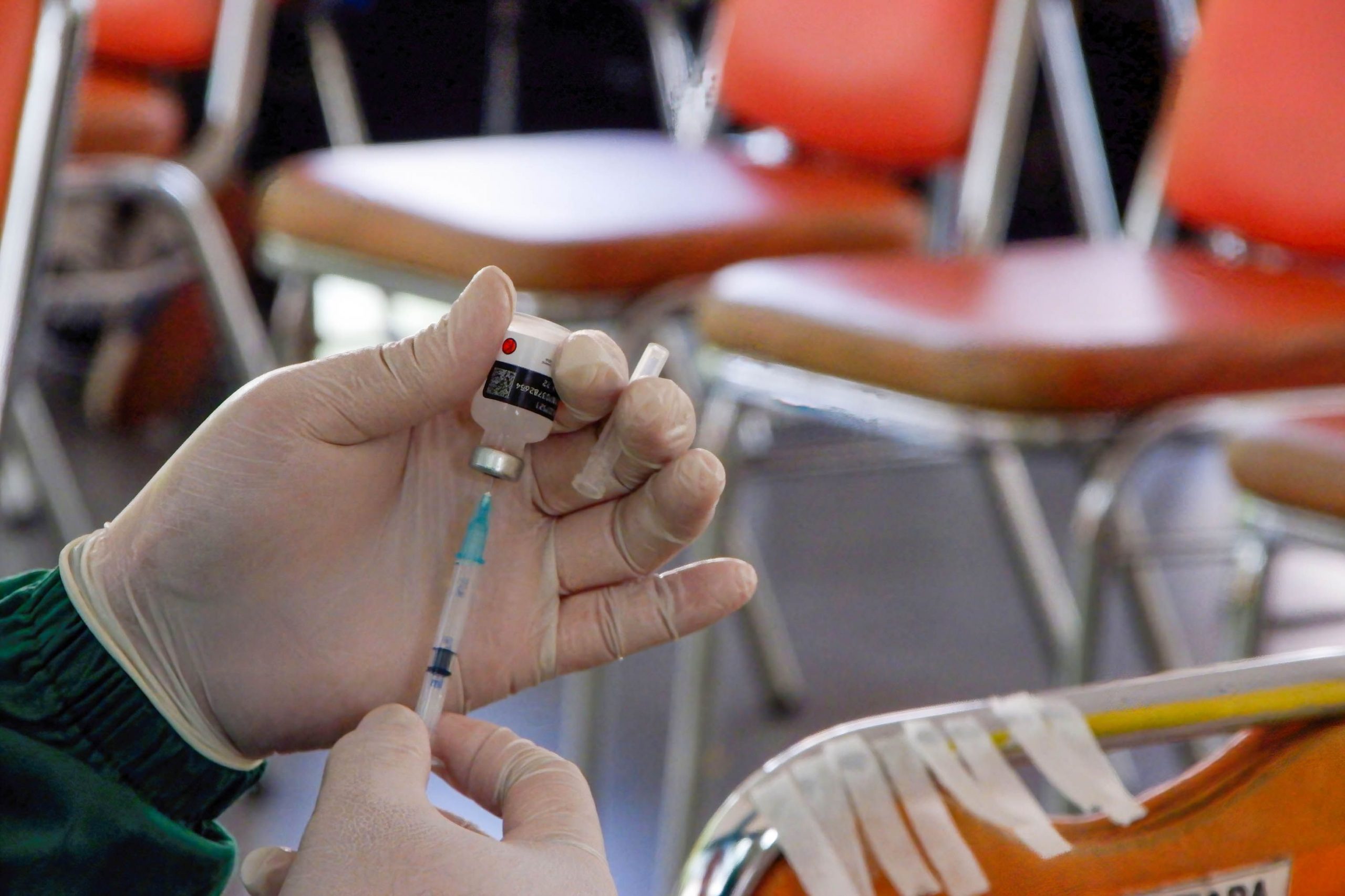 Un tratament anti-COVID-19 dezvoltat de AstraZeneca, aprobat în Uniunea Europeană