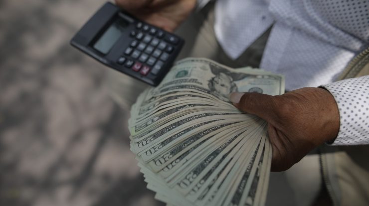 Dolarul se menține peste euro pe piața valutară din România, BNR afisând luni un curs de 4,936 lei/dolar și de 4,922 lei/euro