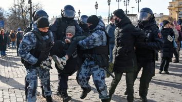 VIDEO. Proteste în Rusia după o mobilizare parțială. Imagini cu protestatari ruși trântiți la pământ și bătuți de poliție