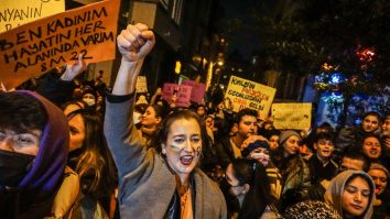 Protest de anvergură la Belgrad împotriva comunității LGBT. Protestatarii au strigat, de asemenea, sloganuri de susţinere a Rusiei