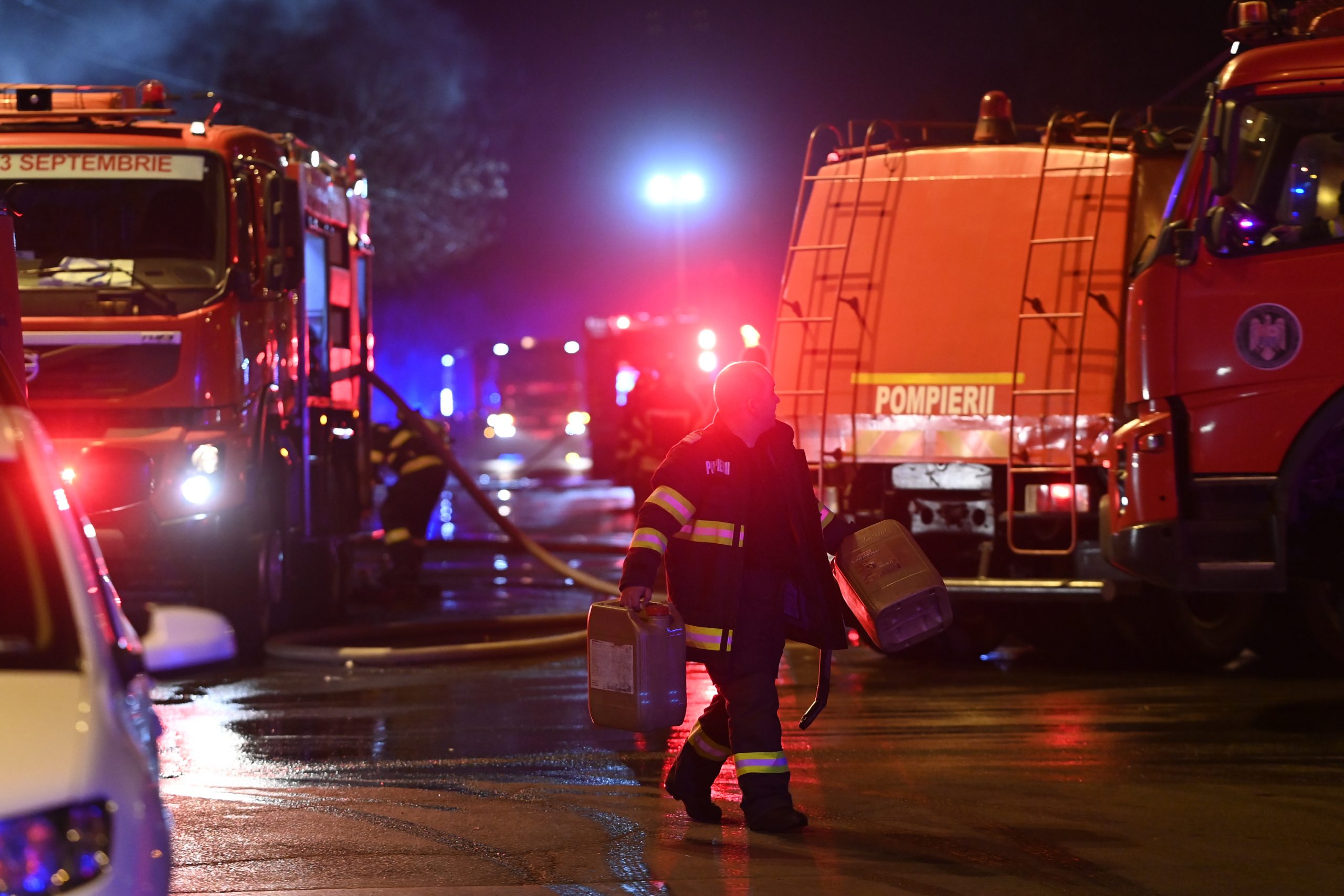 Incendiu la un depozit din Pantelimon. 10 autospeciale de pompieri intervin